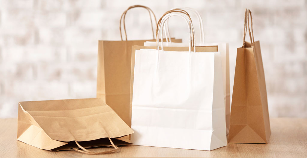 Boîtes à pâtisserie empilées sur un comptoir de boutique prêtes pour emballage